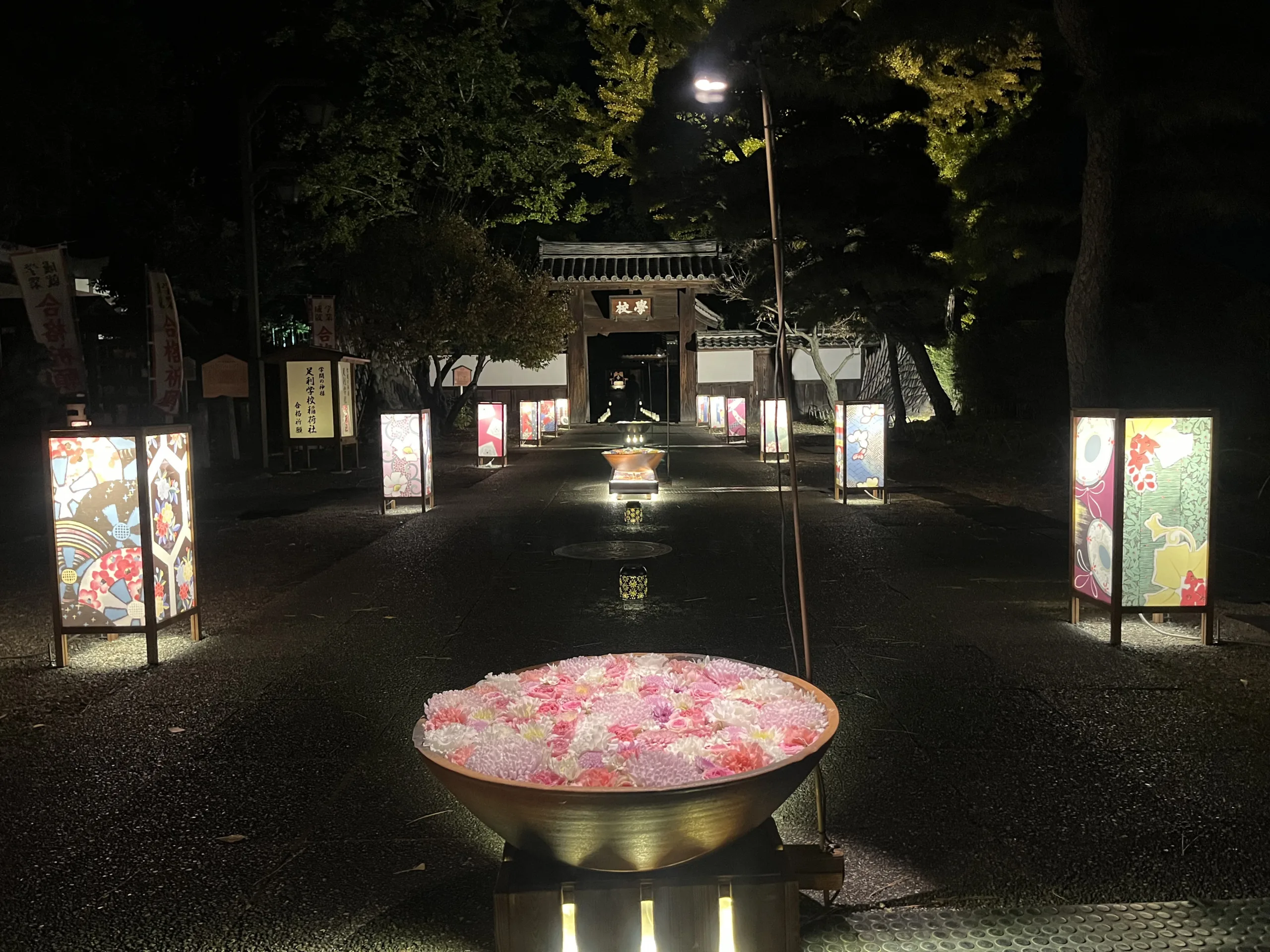 灯り物語学校門